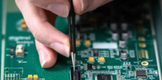 Asia Chipmaker Shares Slide after US Curbs on China chip board