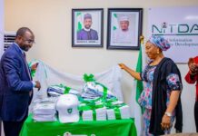 NITDA Unveils 4th Edition of Service Charter, iServe Emblem to Improve Service Delivery DG NITDA, Kashifu Inuwa CCIE and the National Coordinator of SERVICOM, Mrs. Nnenna Akajemeli unveiling the 4th Edition of NITDA's SERVICOM Charter and the iSERVE Emblem.