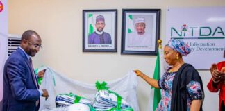 NITDA Unveils 4th Edition of Service Charter, iServe Emblem to Improve Service Delivery DG NITDA, Kashifu Inuwa CCIE and the National Coordinator of SERVICOM, Mrs. Nnenna Akajemeli unveiling the 4th Edition of NITDA's SERVICOM Charter and the iSERVE Emblem.